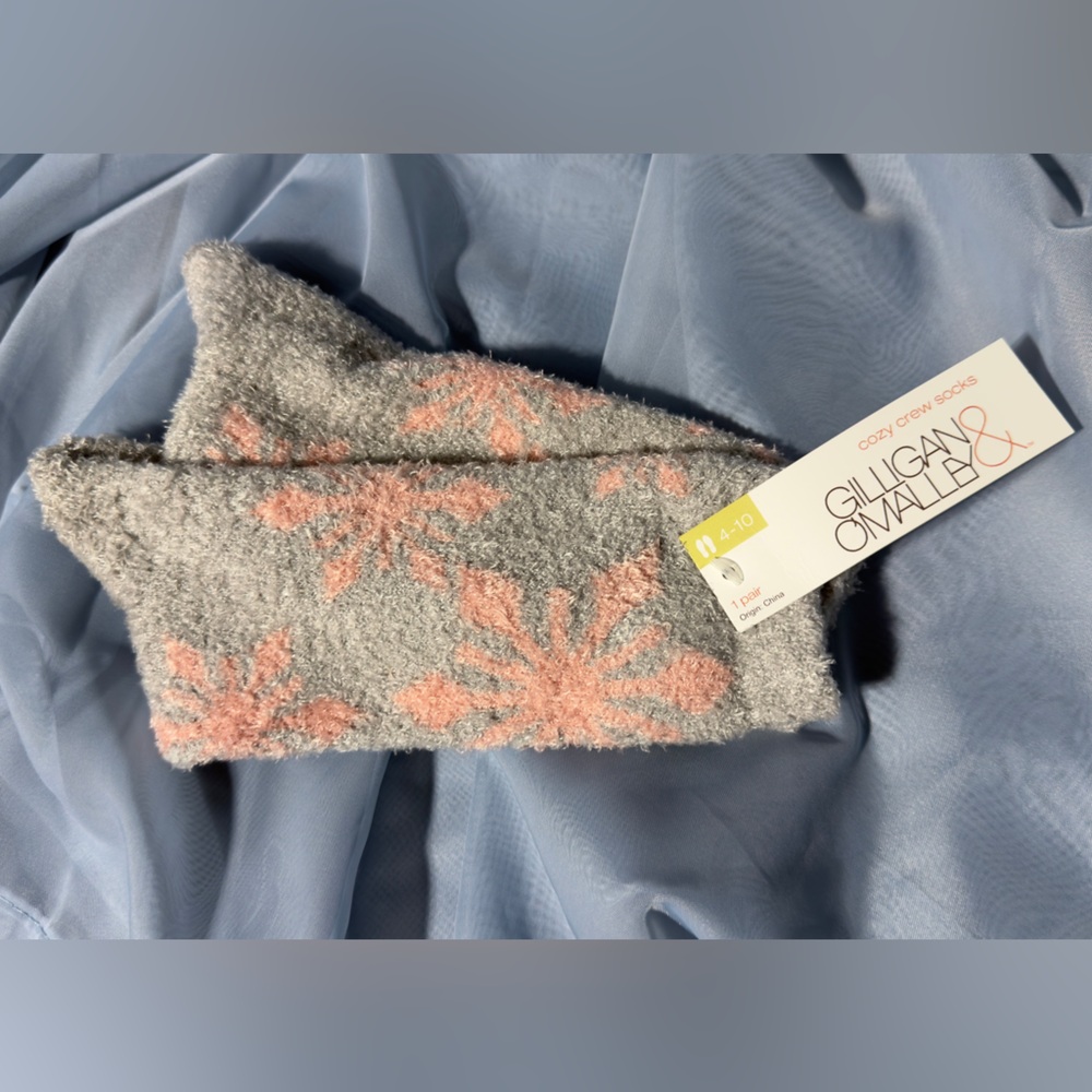 NWT Gilligan & O’Malley Cozy Crew Socks Gray & Pink Snowflake Size 4-10